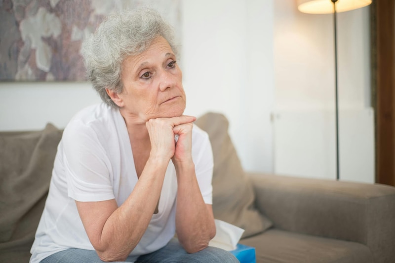 Mujer de la tercera edad con expresión pensativa