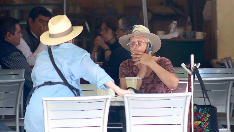 Dos mujeres conversando en un restaurante