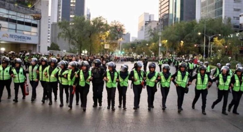 Policías mujeres antimotines en acción