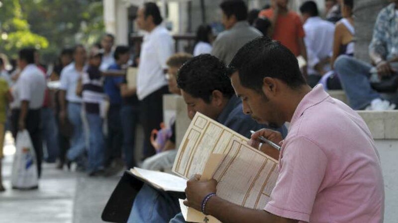 Dos hombres mirando un documento