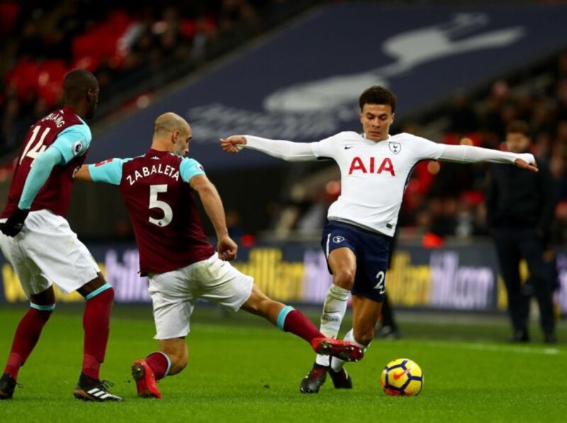 Dele Alli esquiva la entrada de Zabaleta