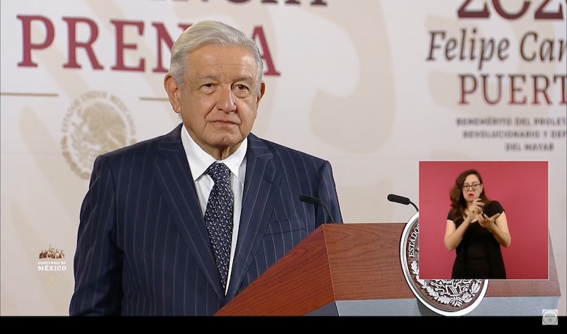 El presidente Andrés Manuel López Obrador da un discurso en una conferencia de prensa.