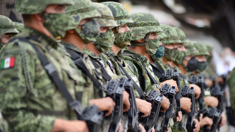Soldados mexicanos en formación