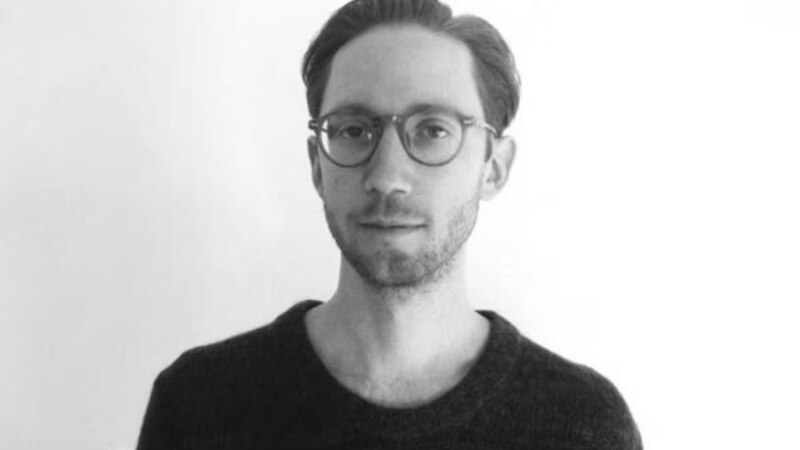 Retrato de un hombre con gafas