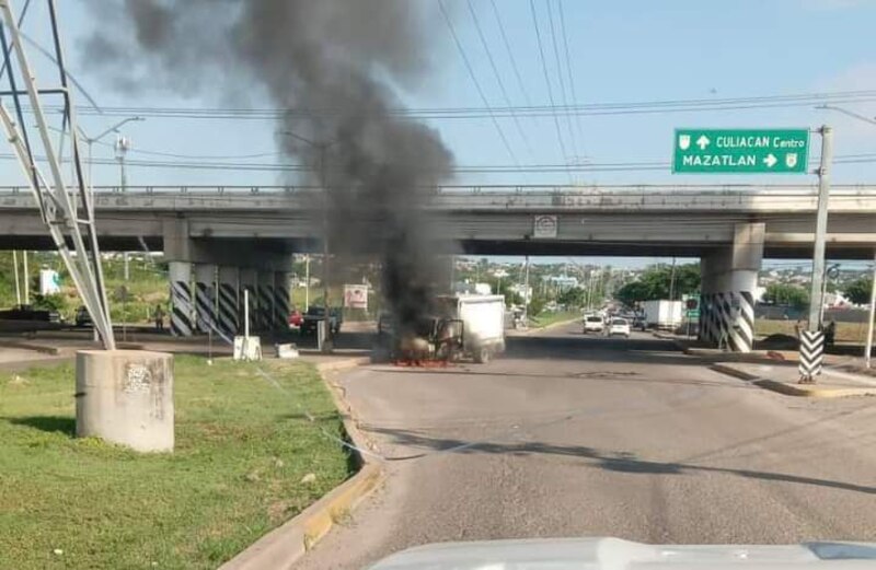 Camión en llamas en Culiacán