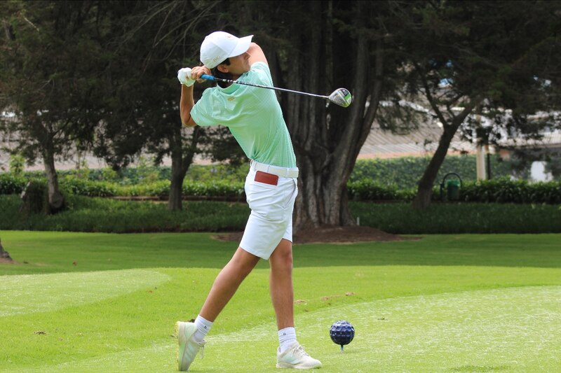 Golfista masculino joven en acción