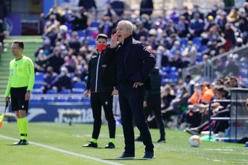 El entrenador del Valencia, José Bordalás, da instrucciones a sus jugadores durante un partido.