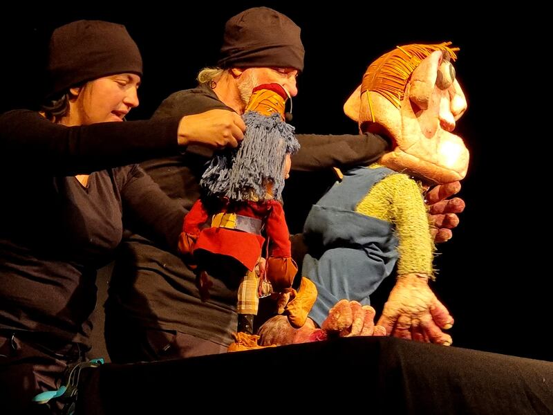 Titiriteros controlando marionetas