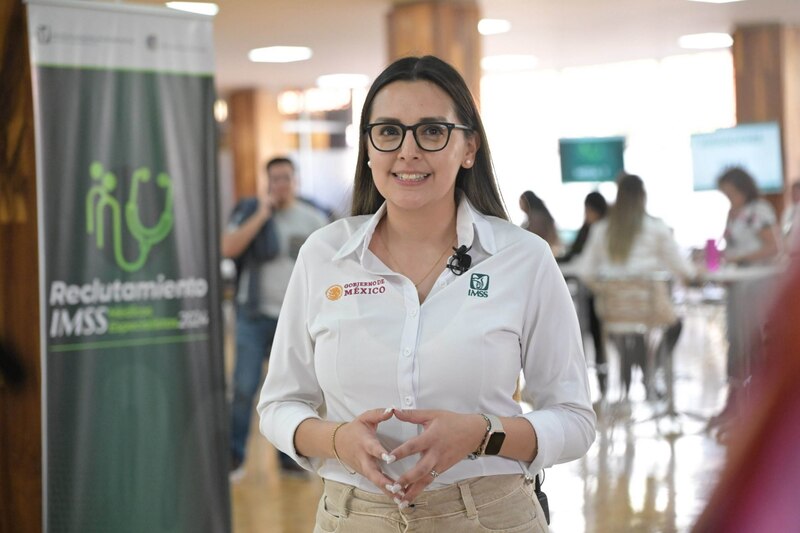 El Instituto Mexicano del Seguro Social (IMSS) lleva a cabo la Jornada de reclutamiento de residentes médicos especialistas del 27 de febrero al 8 de marzo, a fin de cubrir vacantes en servicios prioritarios de unidades médicas y hospitales. El Centro Social y Deportivo Churubusco del Sindicato Nacional de Trabajadores del Seguro Social (SNTSS), ubicado en la Ciudad de México, es la sede donde se lleva a cabo el proceso de registro y asignación de plazas para especialidades como Cirugía General, Ginecología y Obstetricia, Pediatría y Medicina Interna, entre otras. El coordinador técnico de Dotación y Planeación de Recursos Humanos del IMSS, Arturo Carnalla Valdes, destacó que la oferta comprende hospitales del Seguro Social en su Régimen Ordinario, el programa IMSS-Bienestar, así como en el Órgano Público Descentralizado (OPD) Servicios de Salud IMSS-Bienestar