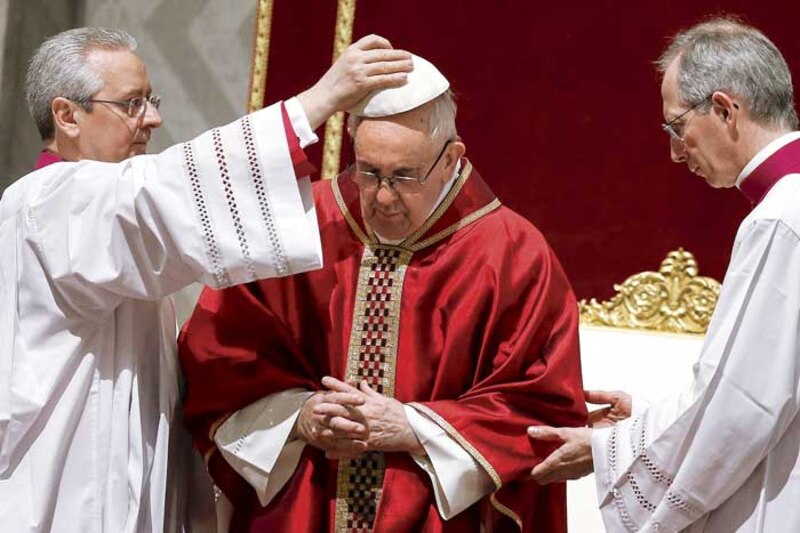 El Papa Francisco bendice a los fieles en una ceremonia en el Vaticano.