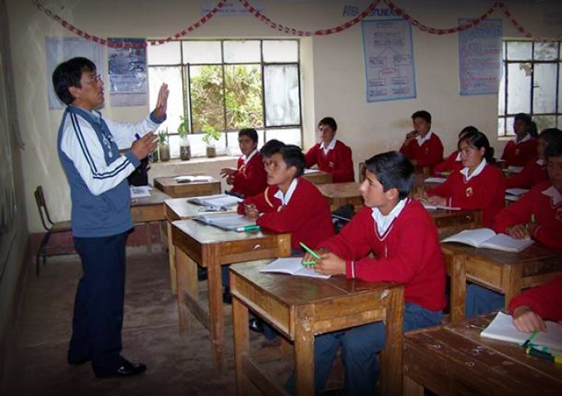 Profesor de escuela primaria dando clase a sus alumnos