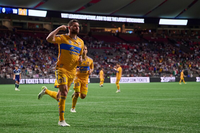 Jugador de fútbol celebra un gol