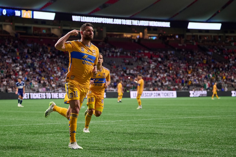 Jugador de fútbol celebra un gol