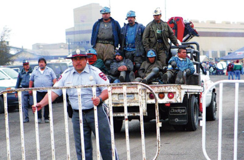 Policías mexicanos resguardan a mineros atrapados