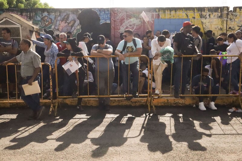 Larga fila de personas esperando
