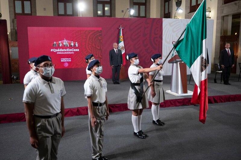 El presidente Andrés Manuel López Obrador encabeza la ceremonia de izamiento de bandera en Palacio Nacional