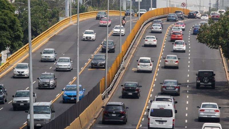 Tráfico vehicular en una autopista urbana
