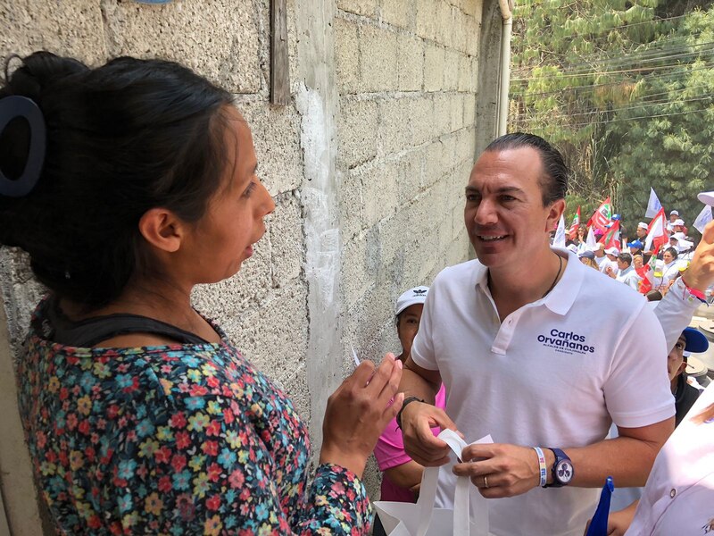 Carlos Orvañanos, candidato a la alcaldía de Cuautitlán Izcalli, dialoga con una ciudadana.