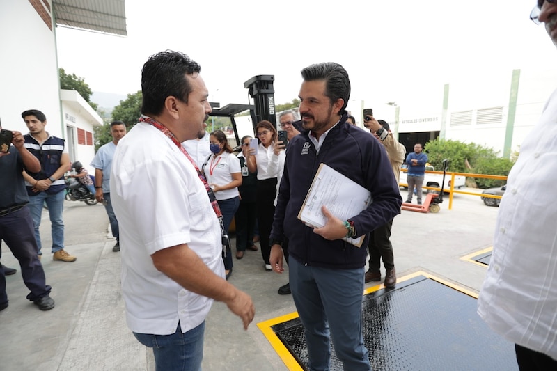 El presidente López Obrador supervisa la construcción de una carretera en Chiapas