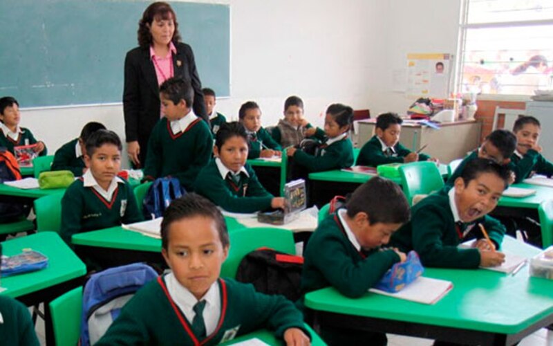 Niños en edad escolar en un aula