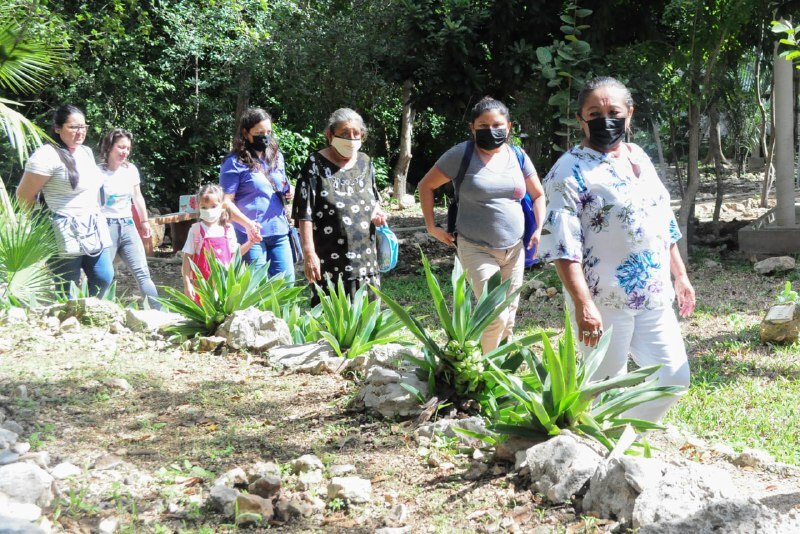 Mujeres indígenas caminan por un sendero en la selva
