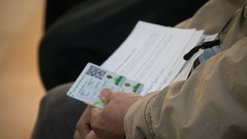 Ciudadanos realizan el pago del refrendo vehicular en oficinas recaudadoras de Jalisco durante el mes de junio