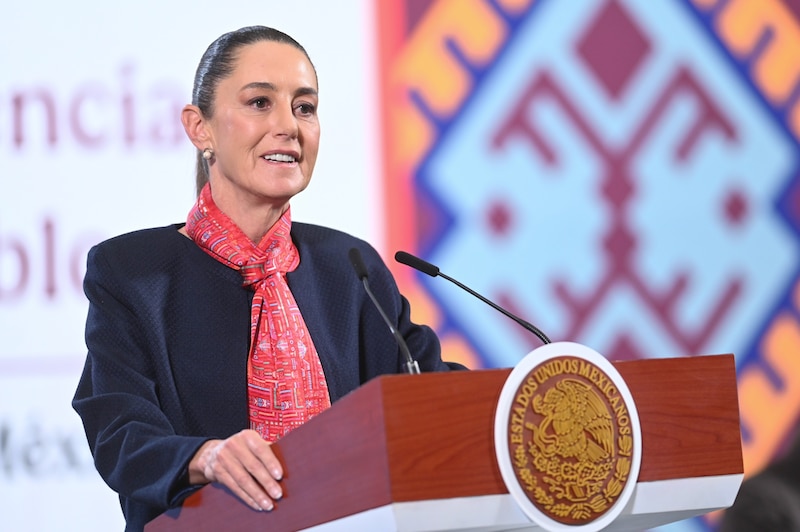 La Presidenta Claudia Sheinbaum sostuvo que la presencia del general Salvador Cienfuegos en la Marcha de la Lealtad, fue porque hay un protocolo militar que así lo mandata