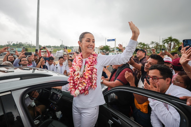 La candidata presidencial colombiana Ingrid Betancourt saluda a sus seguidores.