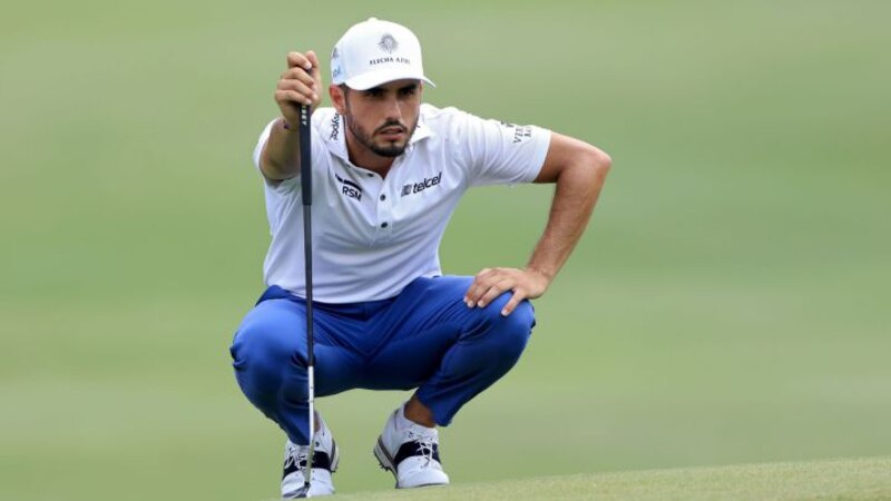 El golfista Sergio García analiza el green antes de ejecutar su golpe