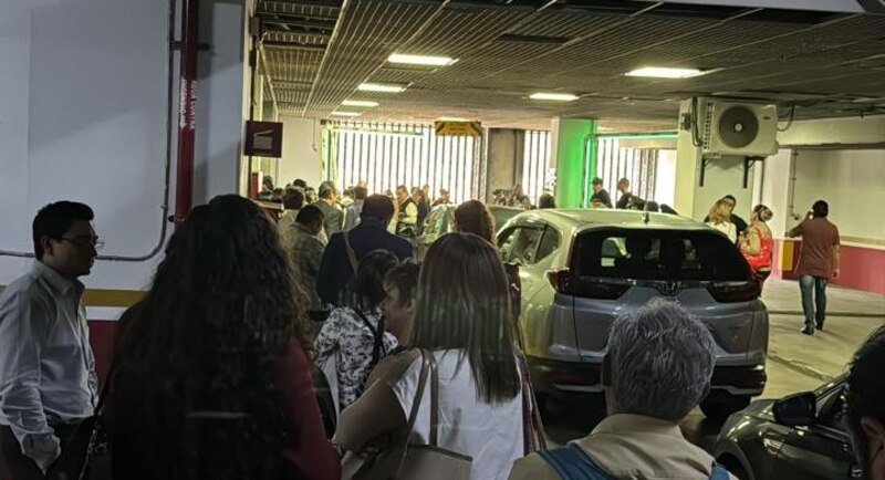 Multitud de personas esperando en una fila