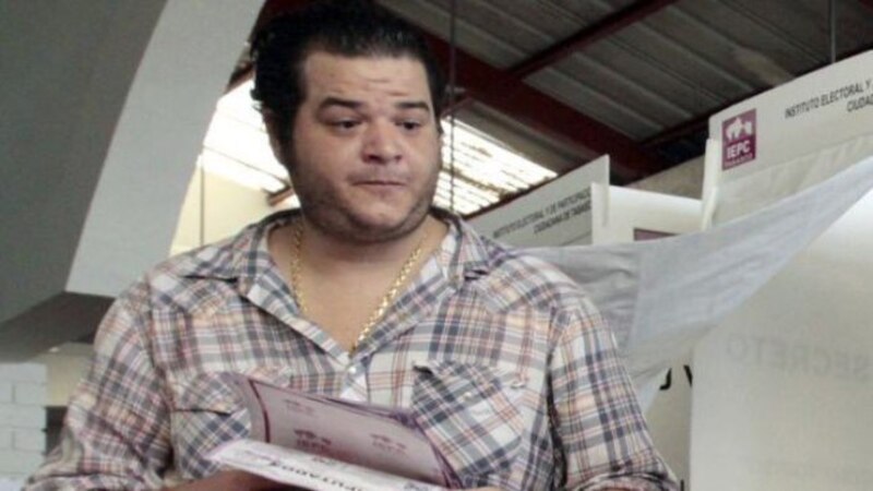 El cantante mexicano Aleks Syntek es fotografiado en una casilla electoral