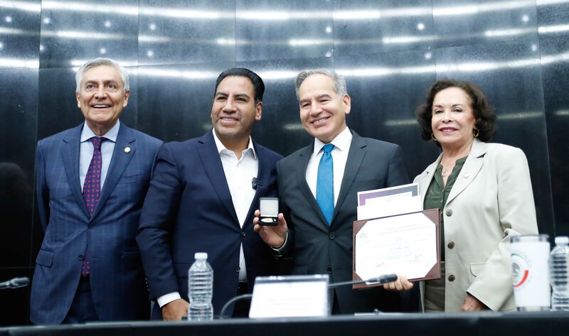 Entrega de anillo y reconocimiento a legisladores