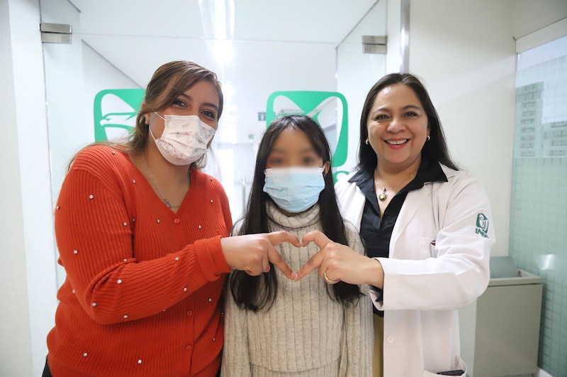 Renata de 13 años -al centro- acompañada de su madre, de sueter naranja, y la doctora Marlen Santos. Luego de que la menor recibió un trasplante de riñón que le ha devuelto la calidad a su vida