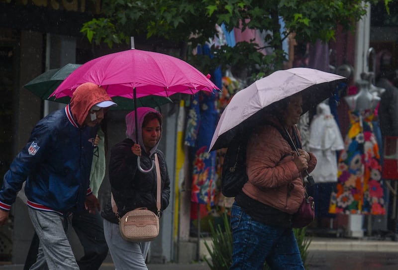 Con paraguas y bien abrigados las personas salieron en el Valle de Toluca ante las  bajas  temperaturas y lluvias intermitentes que se registraron durante este día.