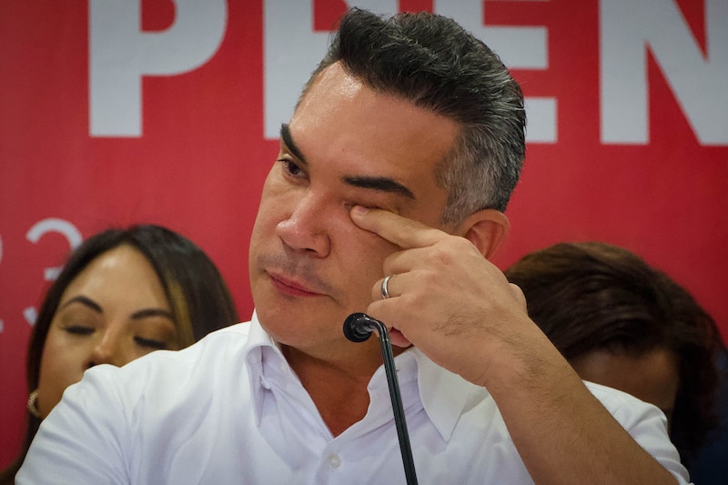 El político mexicano Ricardo Monreal llora durante una conferencia de prensa.