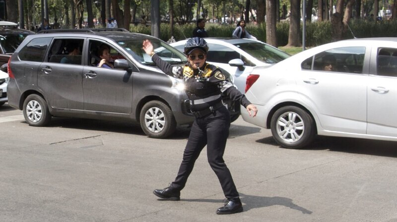Agente de tránsito dirige el tráfico en una calle de la Ciudad de México