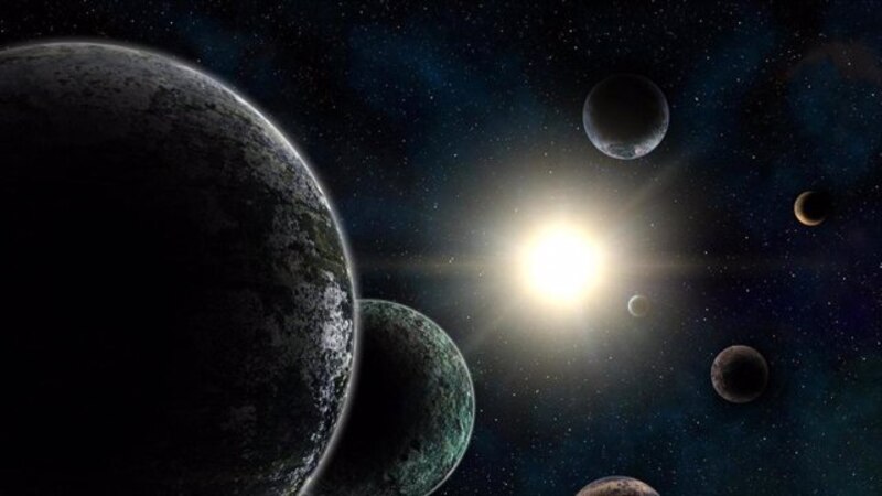 Un sistema solar con una estrella brillante y varios planetas orbitando a su alrededor.