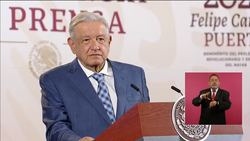 El presidente Andrés Manuel López Obrador da un discurso en una conferencia de prensa.