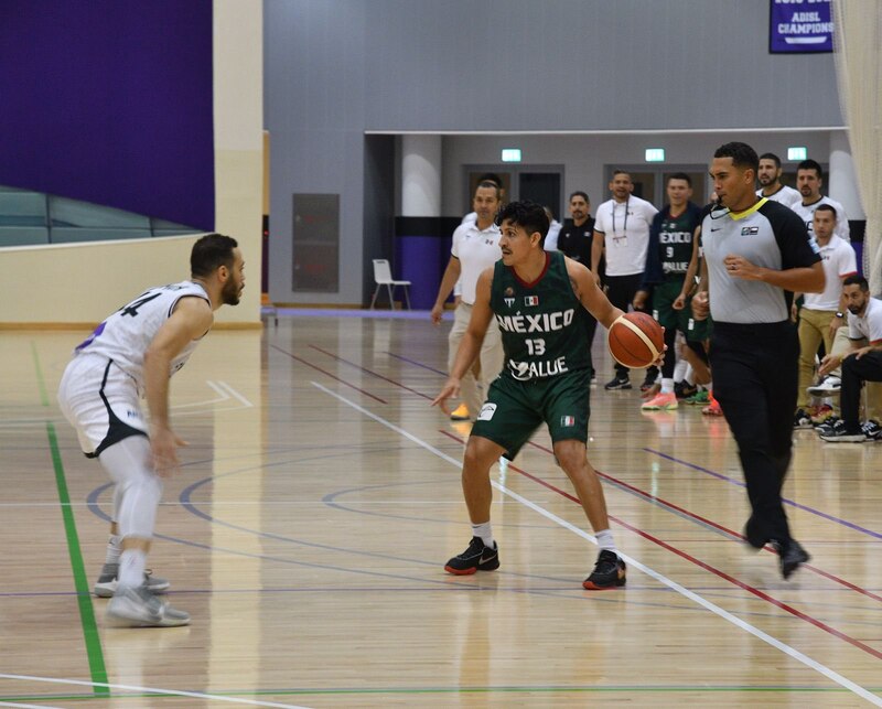 ¡Espectacular jugada de basquetbol!