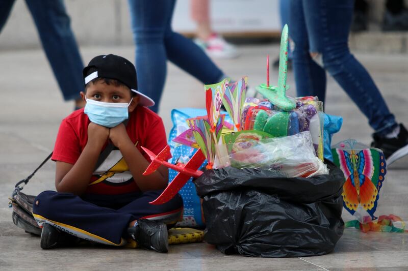 Niño vendedor ambulante en la Ciudad de México