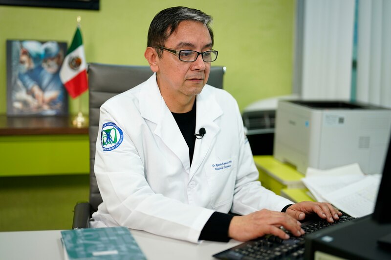 El Dr. Enrique Gómez Bravo, cirujano vascular, atiende a sus pacientes con profesionalismo y vocación.