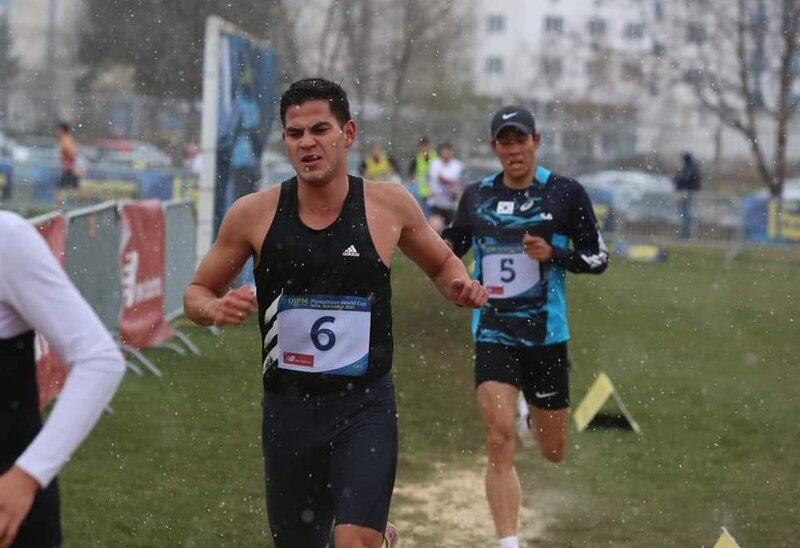 Atletas corriendo en una carrera de campo a través