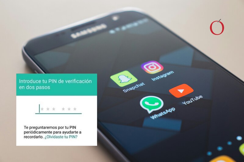 Imagen de un dispositivo celular con los logos de algunas redes sociales y una captura de pantalla del proceso de verificación en dos pasos