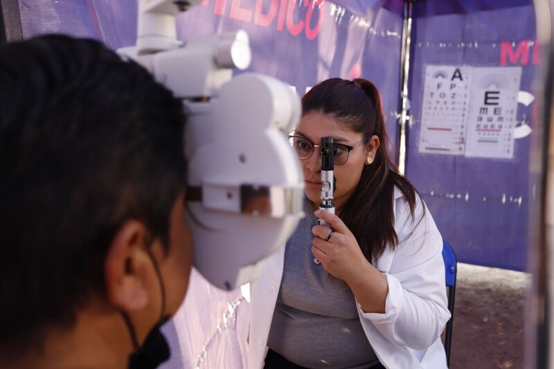 Oftalmólogo revisa la vista a un paciente