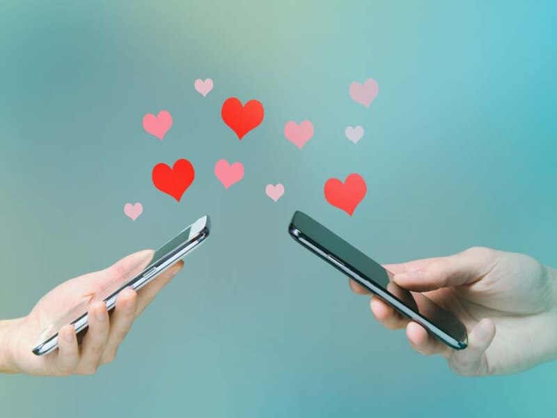 Dos personas se envían mensajes de amor por teléfono móvil.