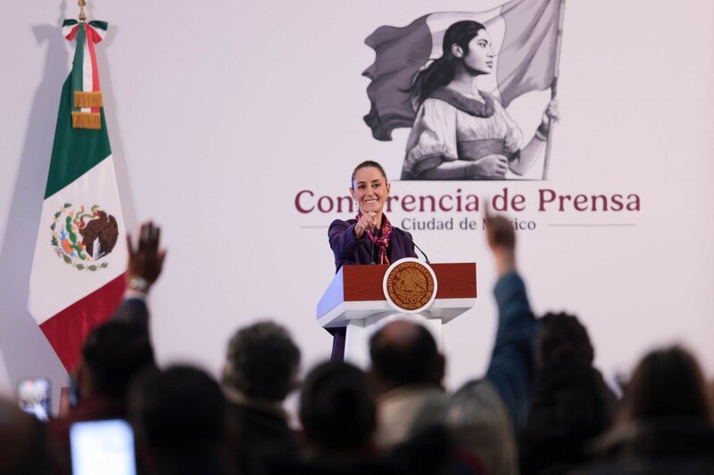 Claudia Sheinbaum, Presidenta de México, encabezó su llamada "mañanera del pueblo", en Palacio Nacional. La acompañó Ariadna Montiel, secretaria del Bienestar