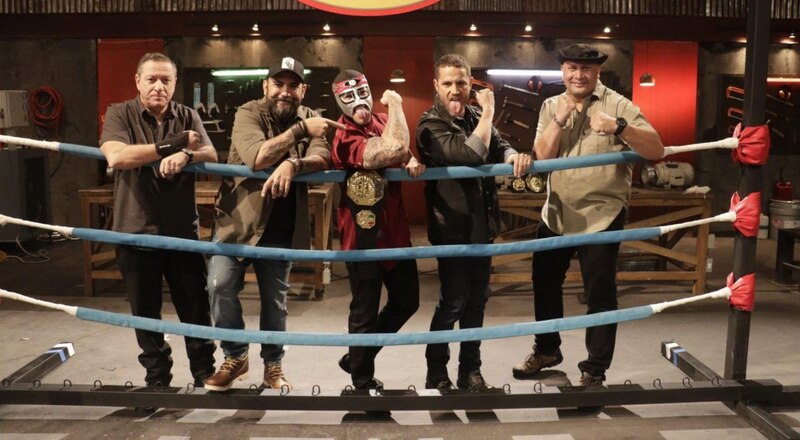 Los chefs compiten en un ring de lucha libre.