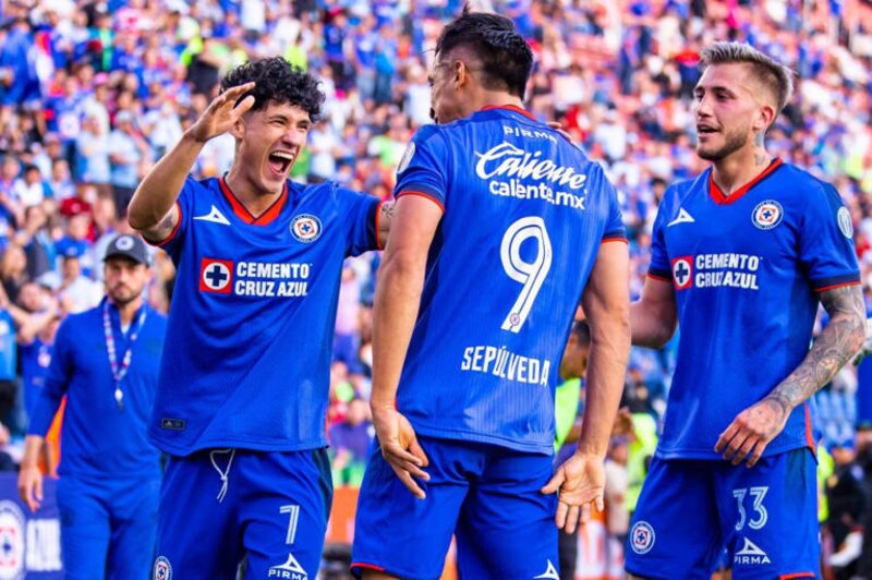 Jugadores de Cruz Azul celebrando un gol