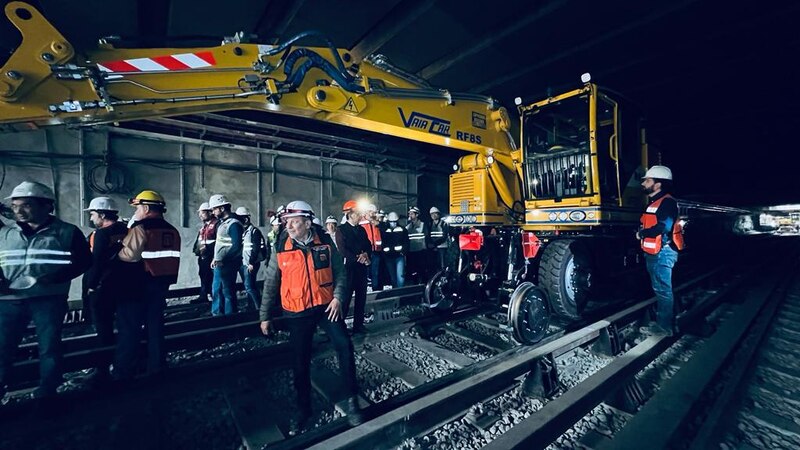 Trabajadores en las vías del tren
