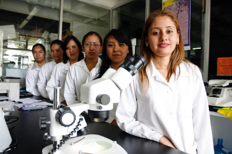 Mujeres científicas en un laboratorio